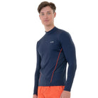 Playera rashguard para hombre con manga larga y protección solar